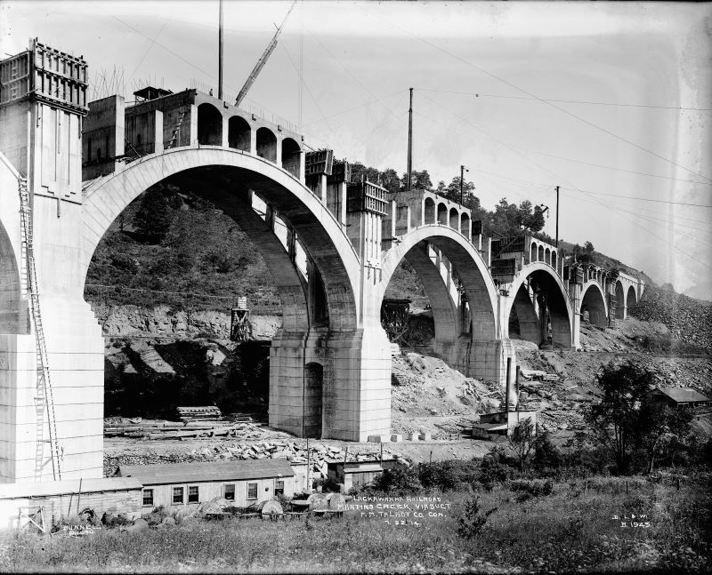 A black-and-white photo of the bridge during construction